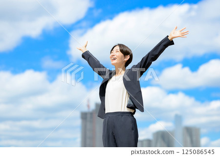 A woman rejoicing under the blue sky 125086545