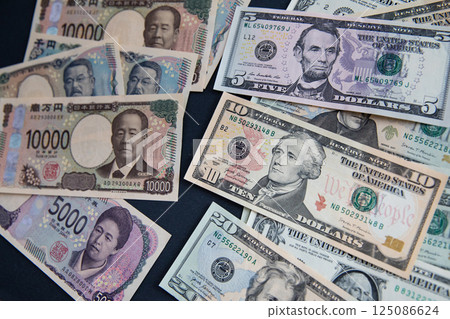 Japanese Yen (new banknotes) and US Dollars 125086624