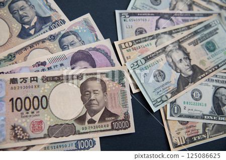 日圓（新版紙幣）和美元 125086625