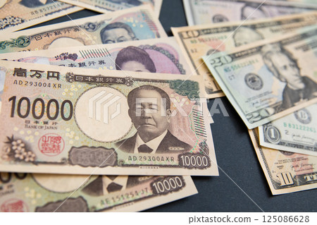 Japanese Yen (new banknotes) and US Dollars 125086628