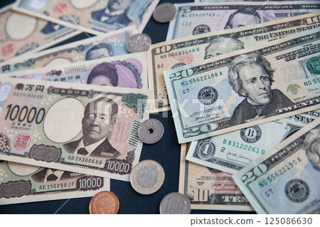 Japanese Yen (new banknotes) and US Dollars 125086630
