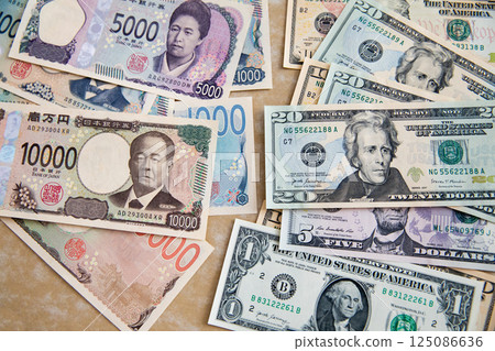 Japanese Yen (new banknotes) and US Dollars 125086636