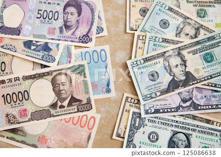 Japanese Yen (new banknotes) and US Dollars 125086638