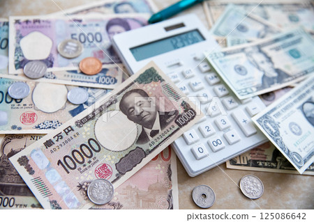 Asset formation: Japanese yen (new banknotes) and US dollar Asset formation: Japanese yen (new banknotes) and US dollar 125086642