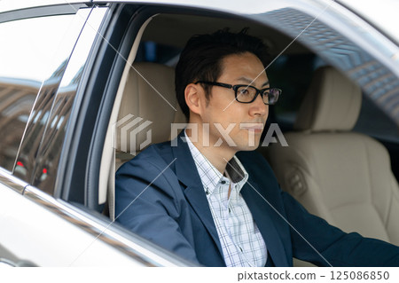 一個男人開車 一個男人開車 125086850