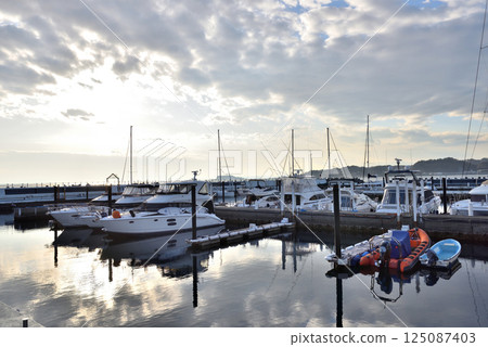 巡洋艦停泊在陽光明媚的祖師碼頭 125087403