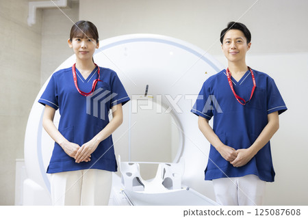 一名放射科醫生站在 CT 掃描前。照片由東京電子專門學校電波學園提供。 125087608