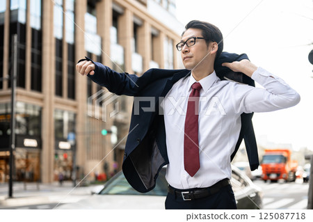 穿夾克的商人 穿夾克的商人 125087718