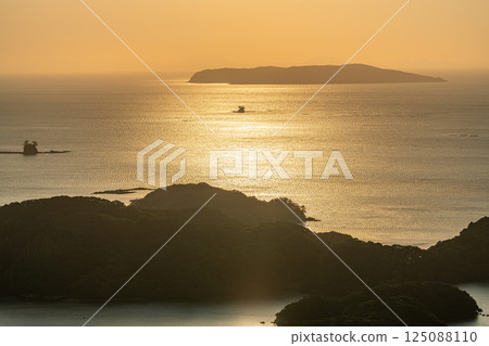 長崎縣佐世保市九十九島八景 從石岳展望台看夕陽染紅的九十九島 125088110