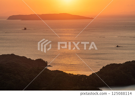 長崎縣佐世保市九十九島八景 從石岳展望台看夕陽染紅的九十九島 125088114