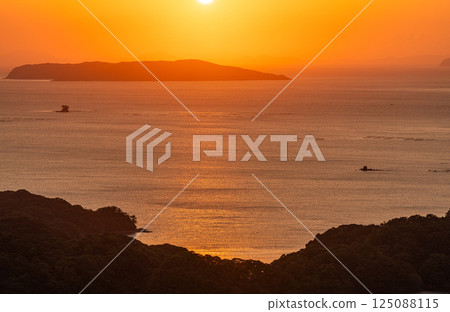 長崎縣佐世保市九十九島八景 從石岳展望台看夕陽染紅的九十九島 125088115