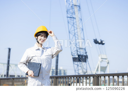 建築工地上穿著工作服的女人 125090226