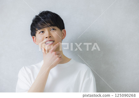 man wearing white t-shirt 125090268