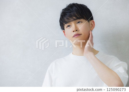 穿著白色T恤的男人 125090273