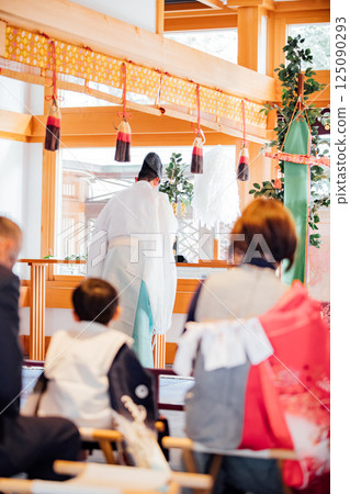<Shichi-Go-San> Praying at the shrine 125090293