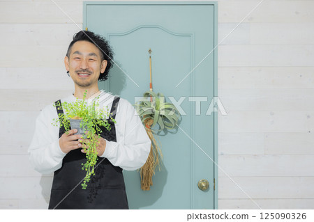 男人抱著盆栽 男人抱著盆栽 125090326