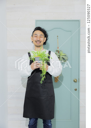 男人抱著盆栽 125090327