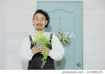 Man holding potted plant 125090328