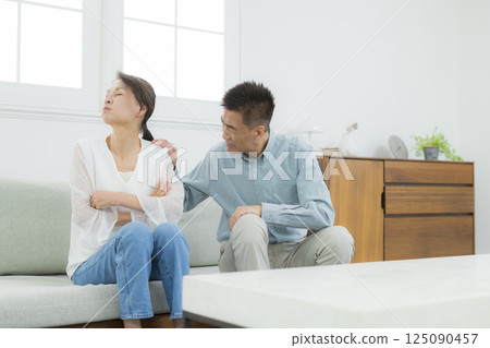 老年夫婦在客廳打架 老年夫婦在客廳打架 125090457