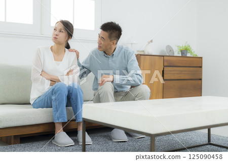 Senior couple fighting in the living room 125090458