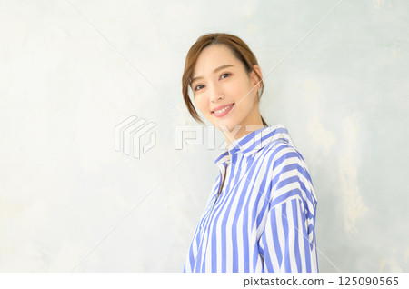A woman standing at the wall 125090565