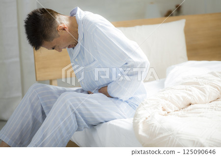 Image of a senior who is unwell 125090646