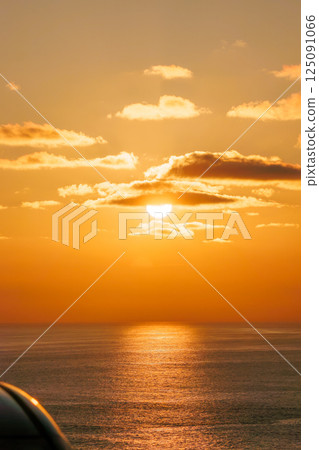 太陽在艾艾角的太平洋上落下。您還可以看到前景中的 Hirizo 海灘和 Daikon 島。靜岡縣 伊豆半島 南伊豆町 廣座浜 中木 125091066