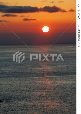 Sunset over the Pacific Ocean seen from Aiai Cape. Hirizo Beach and Daikon Island are also visible in the foreground. Hirizo Beach Nakagi Minamiizu Town Izu Peninsula Shizuoka Prefecture 125091067