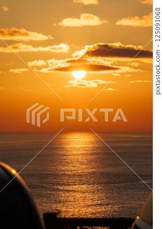 Sunset over the Pacific Ocean seen from Aiai Cape. Hirizo Beach and Daikon Island are also visible in the foreground. Hirizo Beach Nakagi Minamiizu Town Izu Peninsula Shizuoka Prefecture 125091068
