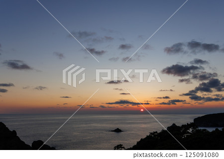 Sunset over the Pacific Ocean seen from Aiai Cape. Hirizo Beach and Daikon Island are also visible in the foreground. Hirizo Beach Nakagi Minamiizu Town Izu Peninsula Shizuoka Prefecture Sunset over the Pacific Ocean seen from Aiai Cape. Hirizo Beach and Daikon Island are also visible in the foreground. Hirizo Beach Nakagi Minamiizu Town Izu Peninsula Shizuoka Prefecture 125091080
