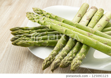 Fresh and delicious asparagus 125091123