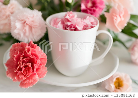 可愛的粉紅色康乃馨和杯子 125091168