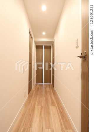 Mansion corridor 125091282