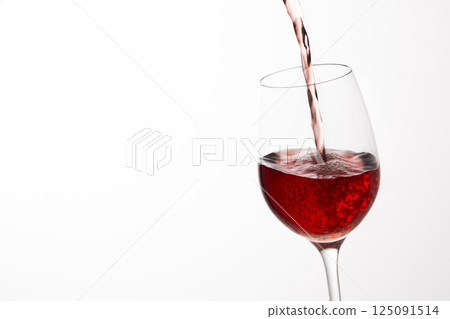 將紅酒倒入玻璃杯中 125091514