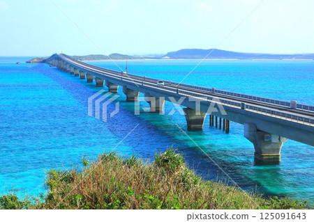 宮古島的藍色大海和池間橋(池間島-宮古島) 宮古島的藍色大海和池間橋(池間島-宮古島) 125091643