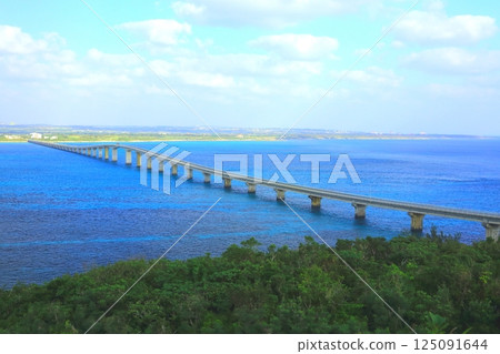 宮古島的藍色大海和栗間大橋(栗間島 - 宮古島) 宮古島的藍色大海和栗間大橋(栗間島 - 宮古島) 125091644