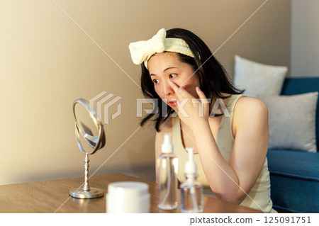 做皮膚護理的中年婦女 做皮膚護理的中年婦女 125091751