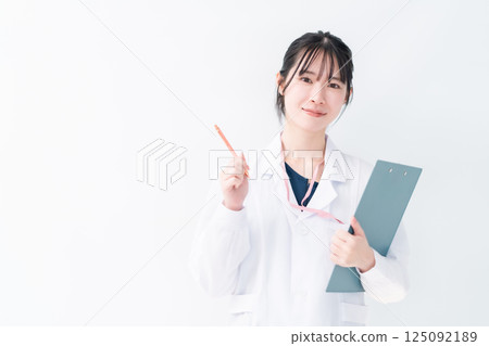 一位女醫生指著診所，白色背景 125092189