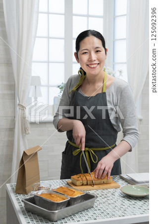 Woman making pound cake in the kitchen 125092396