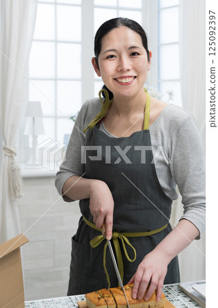Woman making pound cake in the kitchen Woman making pound cake in the kitchen 125092397