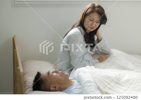 妻子因丈夫打鼾而煩惱 妻子因丈夫打鼾而煩惱 125092480