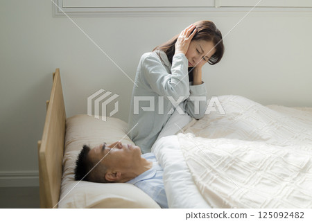 Wife troubled by her husband's snoring 125092482