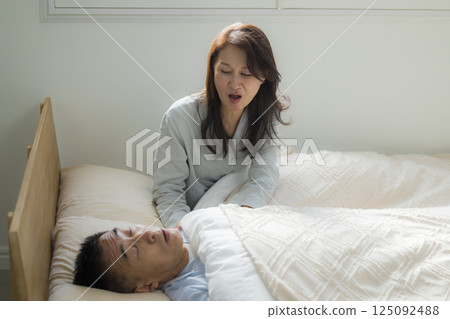 妻子因丈夫打鼾而煩惱 125092488