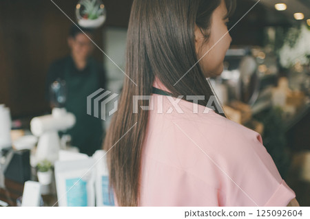 女服務員 咖啡館 咖啡廳 125092604