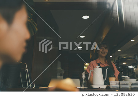 咖啡館 咖啡廳 店員 125092630