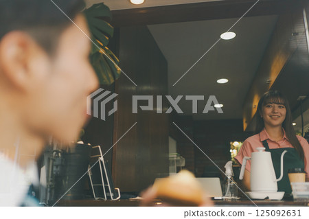 咖啡館 咖啡廳 店員 125092631