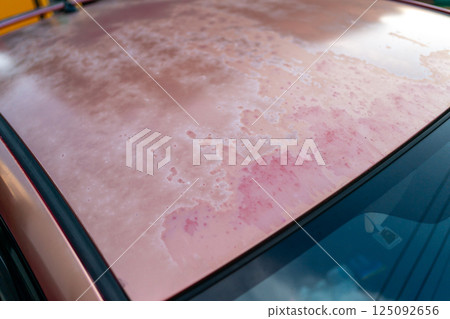 紅色汽車的油漆容易變質 125092656