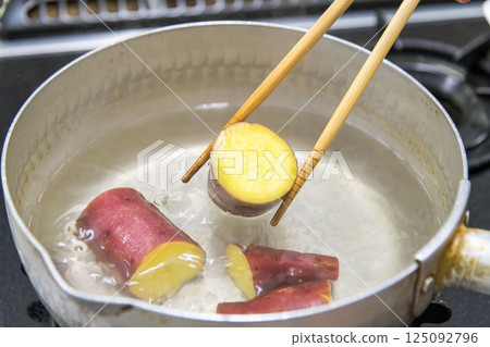 Boil sweet potatoes in a pot 125092796