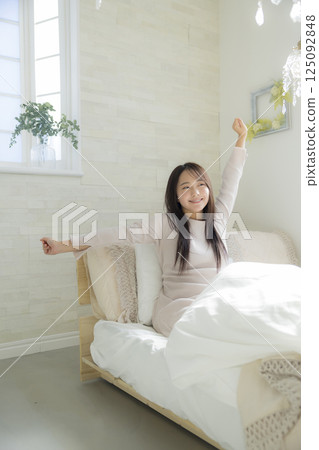 女人在床上起床 125092848