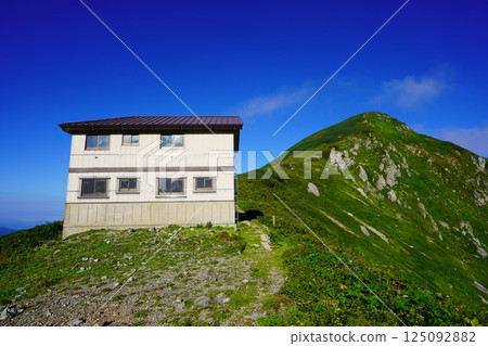 Baikako hut and Kitamata-dake in the Iide mountain range 125092882